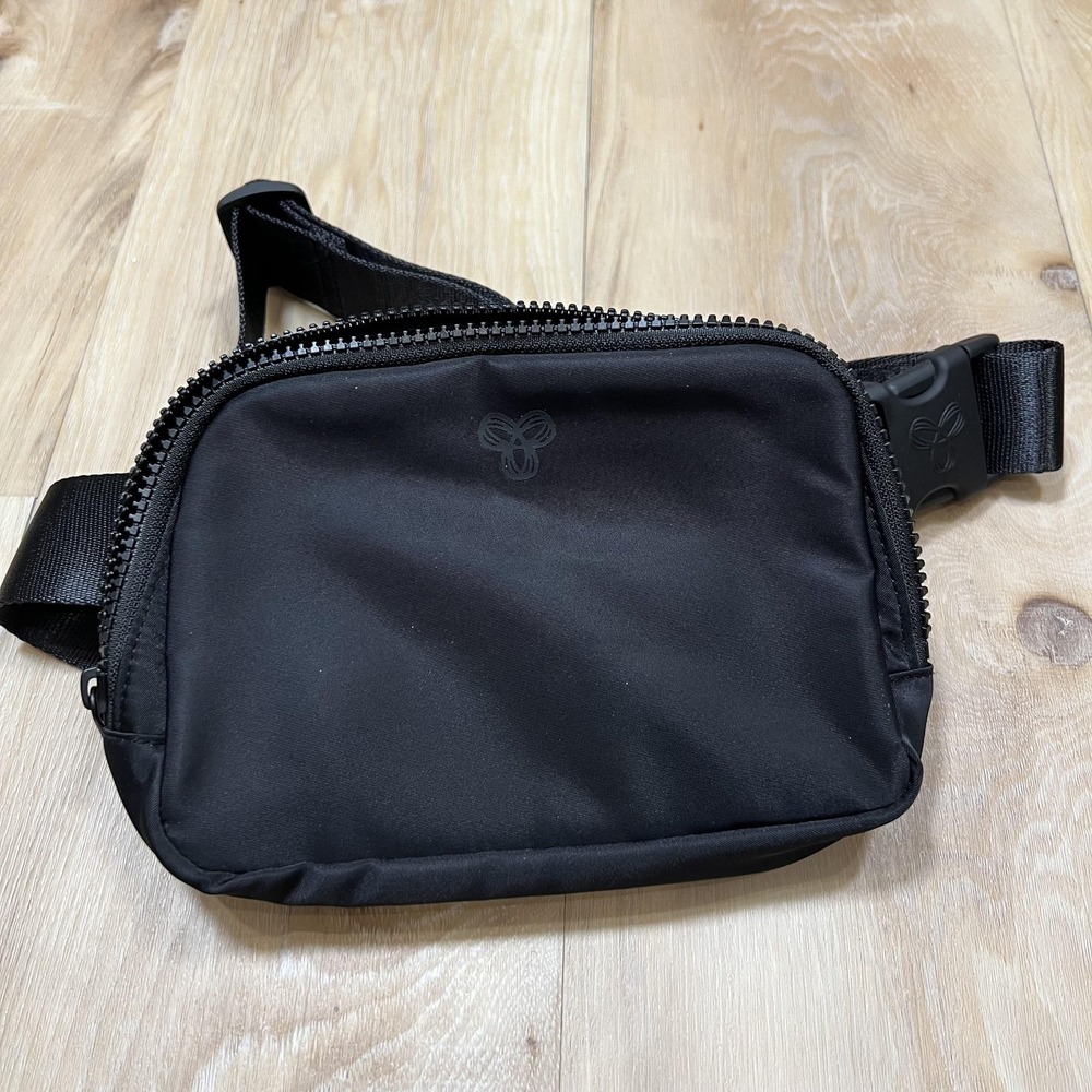Aritzia TnAction Belt Bag  Black Crossbody Fanny Pack Waist Travel Everyday